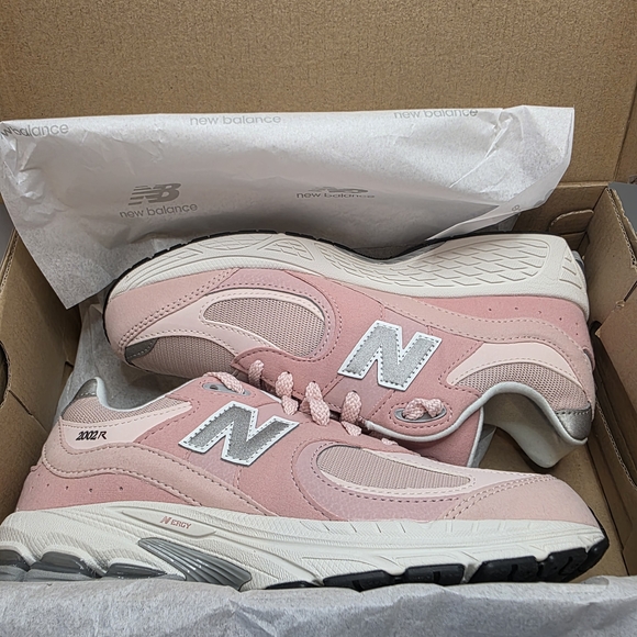 New Balance 2002R sneakers in the 'Pink Sand' or 'Quartz Pink' 7y/8.5w - Picture 8 of 8